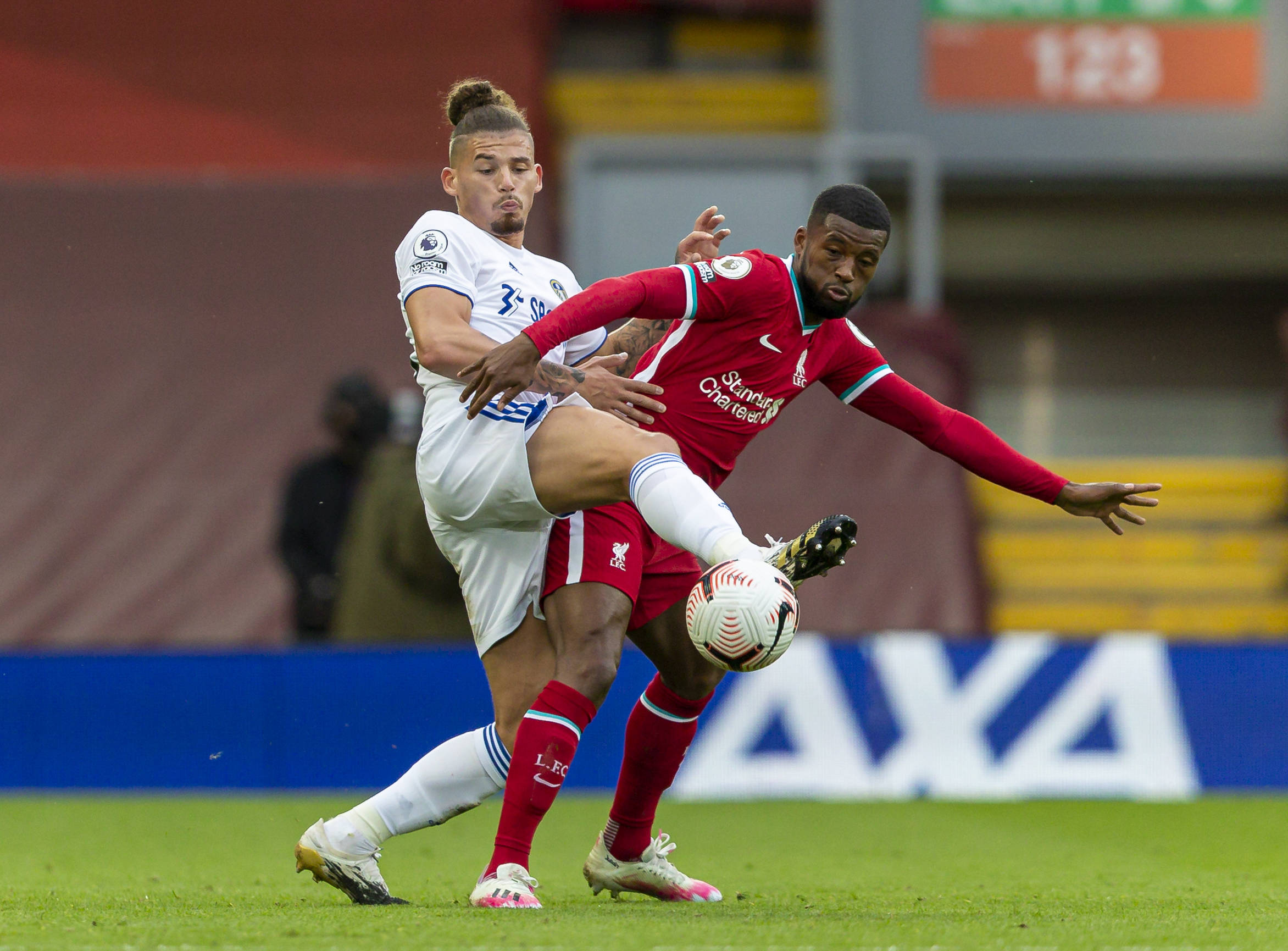 利用他的两 利用他的两